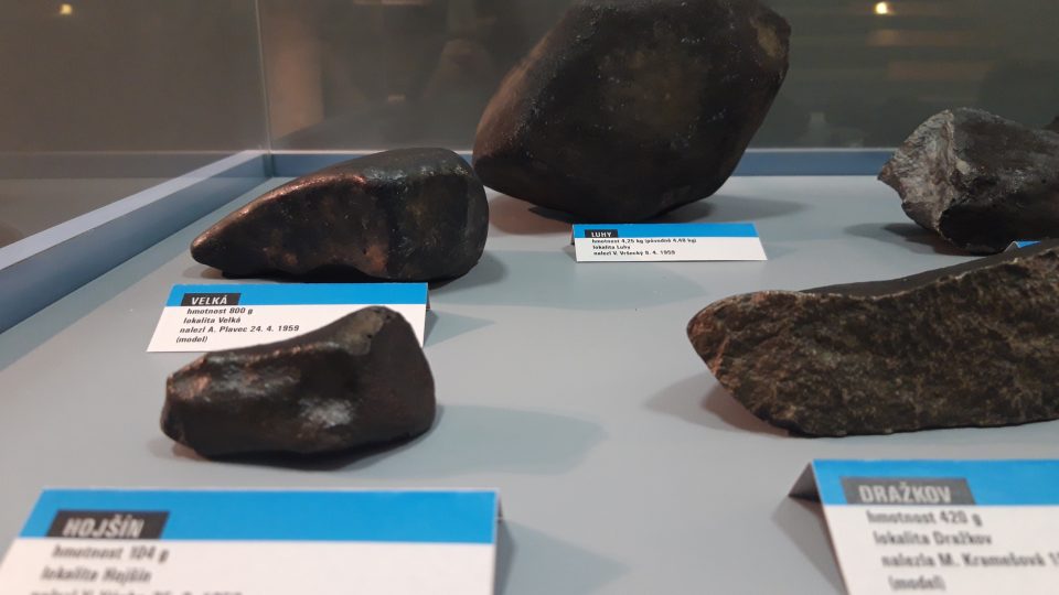 Modely příbramských meteoritů jsou vystavené na chodbě Astronomického ústavu AV ČR v Ondřejově. Pojmenované jsou podle obcí, kde dopadly