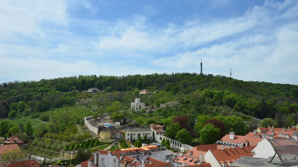 Pohled ze zvonice na Petřín.JPG