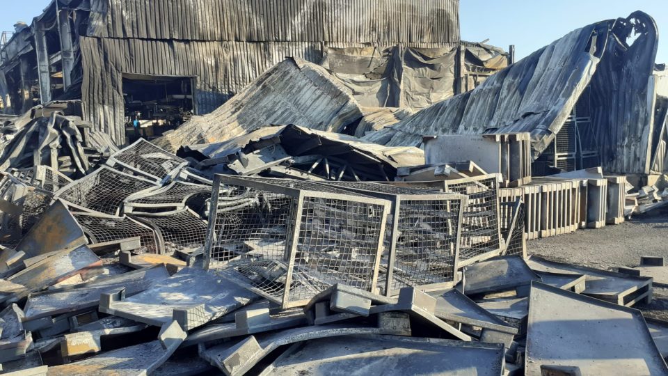 Vyhořelá průmyslová hala v obci Žebrák