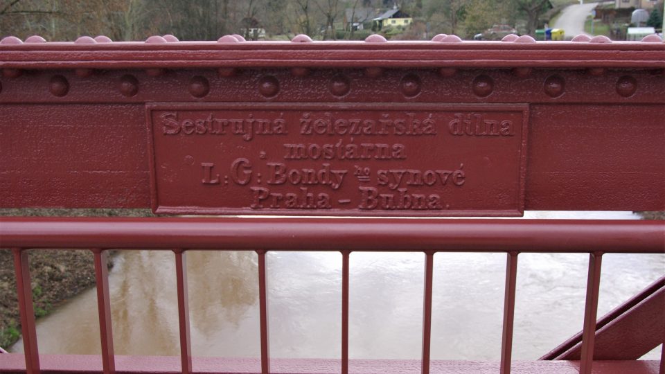 Původní litinová tabulka dokládá výrobce mostu 