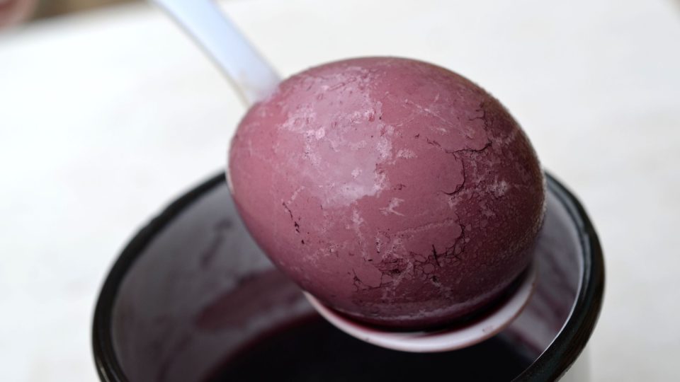 Vajíčko obarvené v červeném víně s octem.