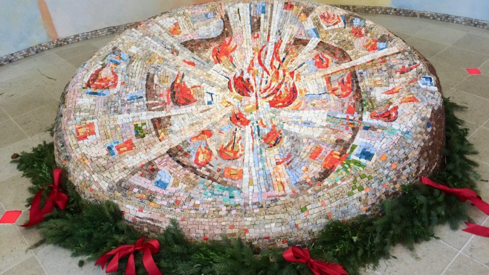 Mozaika v kapli je složena z 22 tisíc sklíček a kamínků