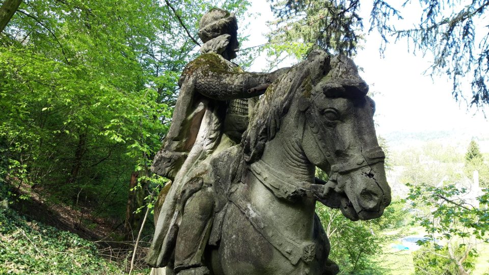 Jezdecká socha Jana Žižky v parku Teyrovského obrostla mechem a pomalu se rozpadá