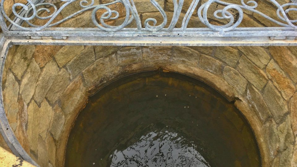 Studna je minilálně z roku 1213, kdy se o ní poprvé píše
