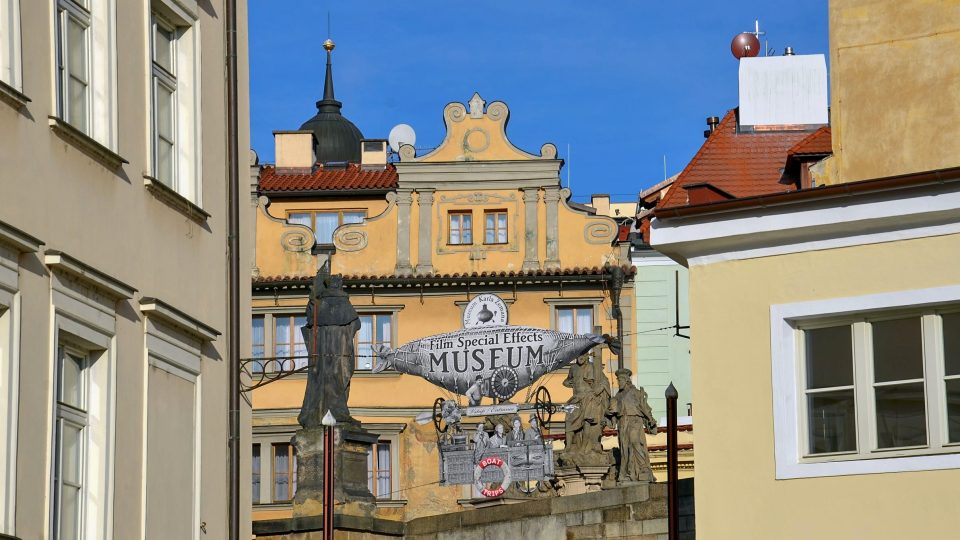 Muzeum Karla Zemana najdete pod malostranským koncem Karlova mostu