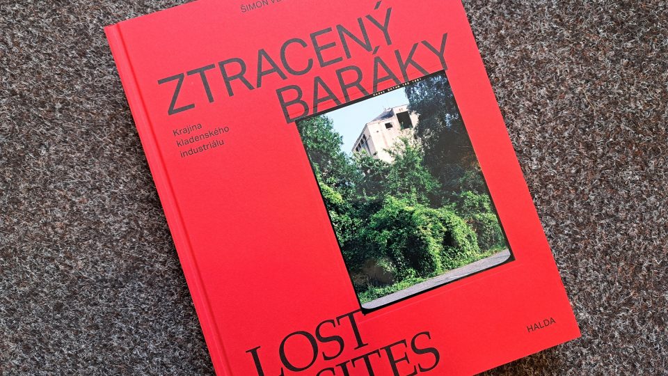 Kniha Ztracený baráky s fotografiemi Šimona Vejvančického