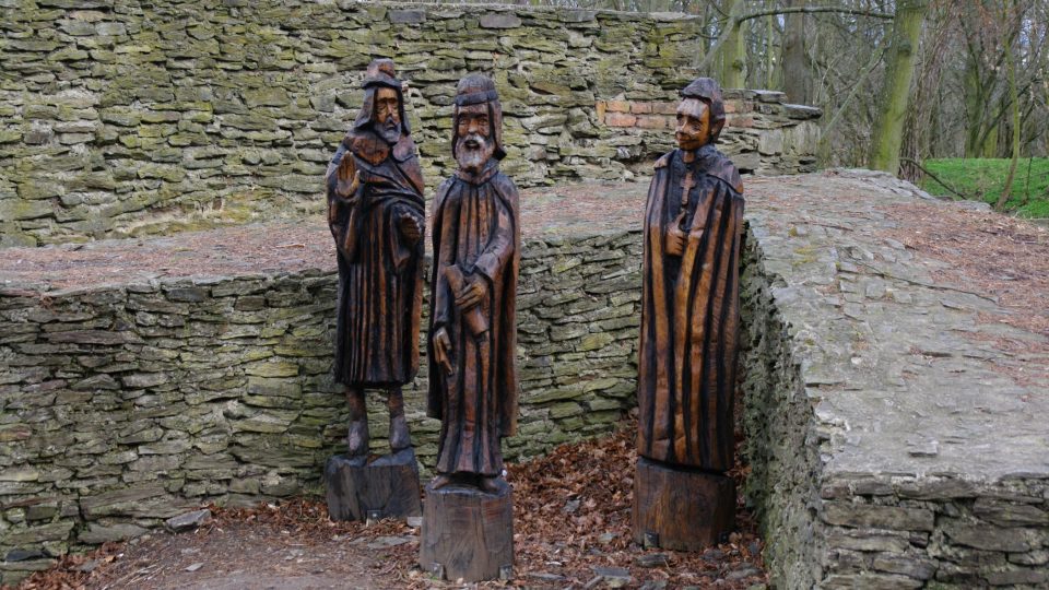 Tři sochy na hradě připomínají poivýšení Náměště na trhové městečko
