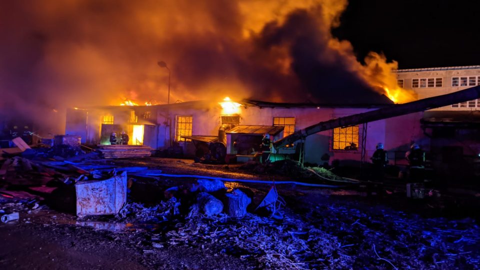 Požár haly na zpracování dřeva v Čelákovicích