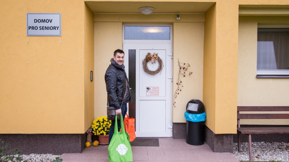 Patrik Rozehnal přijel do domova pro seniory opravdu jako Ježíšek, ruce plné tašek s dárky 
