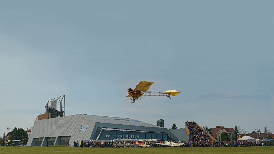 Nad budovou muzea přelétává replika letadla Metoděje Vlacha