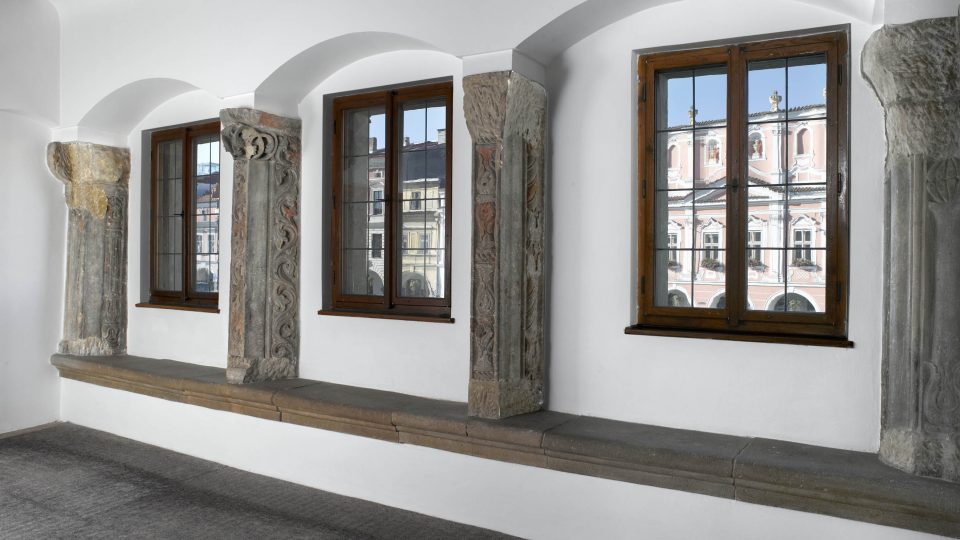 Okna a ozdobné sloupky v interiéru Domu U Rytířů