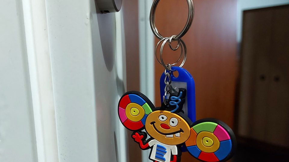 Ušoun, maskot Rádia Junior, na klíči od studia