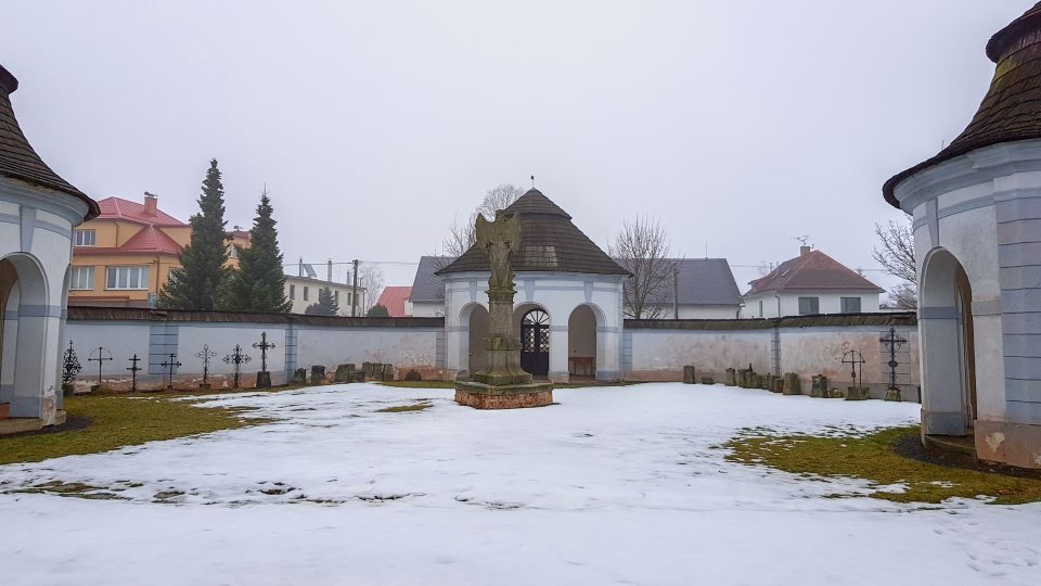 Morový hřbitov, zvaný také Dolní vznikl ve Žďáru na začátku 18. století
