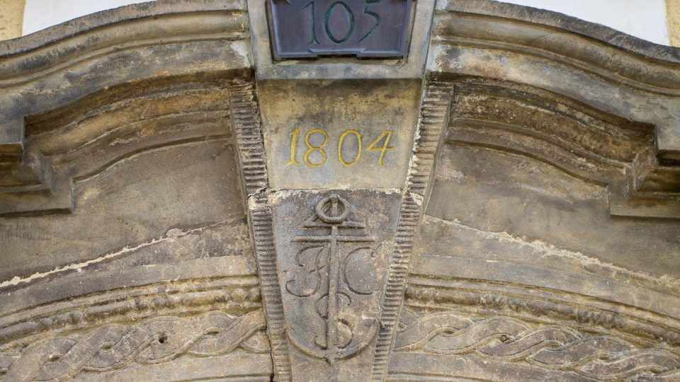 Číslo popisné, letopočet stavby a kotva jako symbol zámořského obchodu