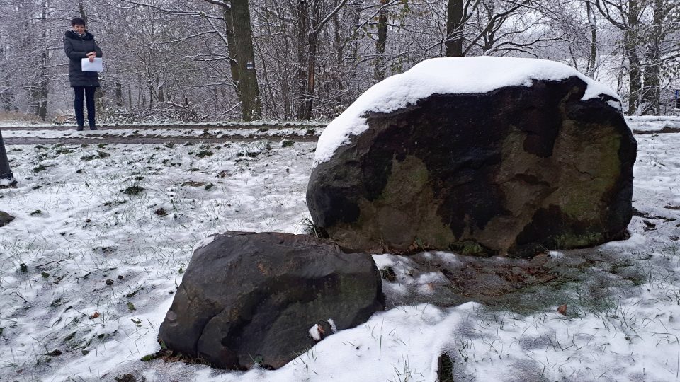 Vedle balvanu leží ještě dva menší kameny, rovněž porfyrické jemnozrnné granity