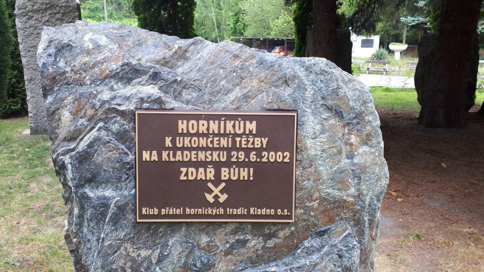 Na Kladensku byla těžba ukončena v roce 2002. Horníky, kteří zahynuli při důlních neštěstích, připomínají pomníčky v areálu skanzenu Mayrau