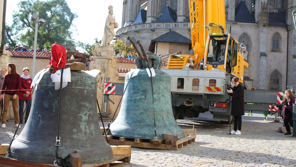 Návrat a instalace zvonů Michala a Ludvíka v Kutné Hoře