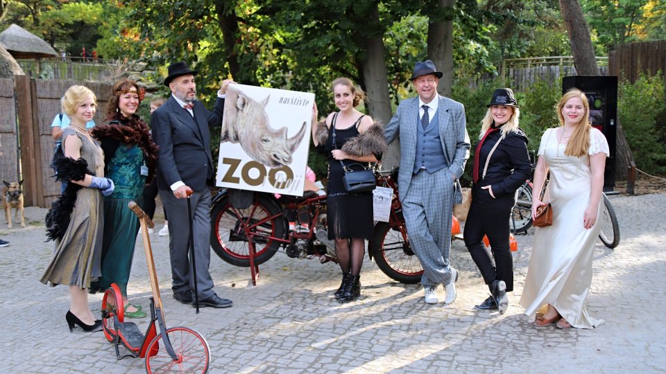 Zoo Praha oslavila 90. výročí svého založení v duchu 30. let, třetí zleva ředitel zoo Miroslav Bobek