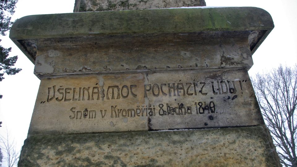 Na bocích obelisku jsou vytesané i známé Riegrovy citáty