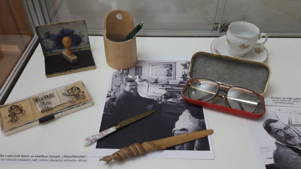 Na malé výstavě v Muzeu českého krasu najdete osobní předměty spisovatele Františka Nepila. Nechybí jeho brýle, oblíbený šálek na kávu nebo monitor od jeho prvního počítače 
