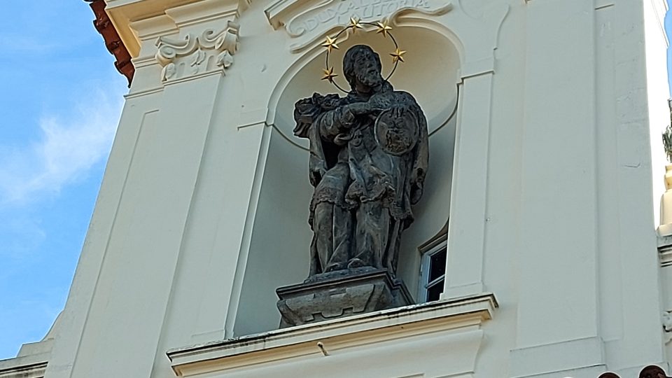 Socha sv. Jana Nepomuckého s Palladiem země České - reliéfem Panny Marie s Dítětem