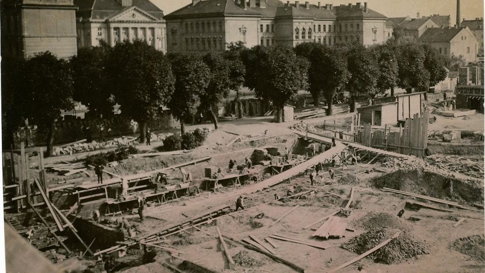 Pohled na staveniště Zemské průmyslové školy v roce 1923, v pozadí budova Gymnázia v Palackého ulici