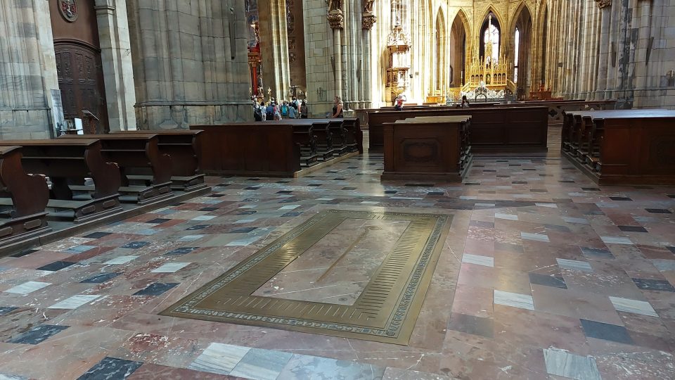 Vyvýšenina v pražské katedrále v místě, kde Karel IV. nechal pro sv. Vojtěcha vyhloubat původní hrob ve skále