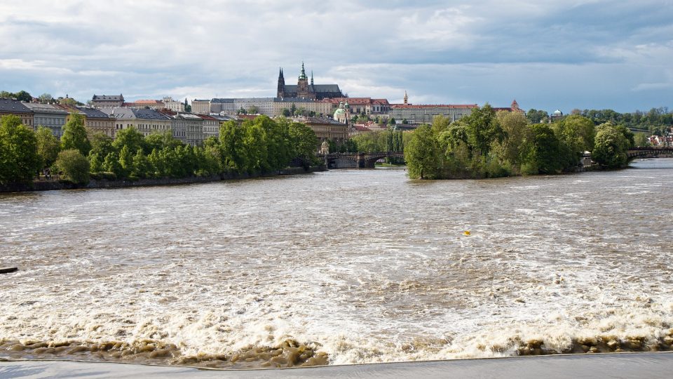 Zvýšená hladina Vltavy v Praze