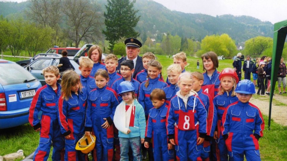 Josef Kessler a jeho malí svěřenci při hasičském výcviku