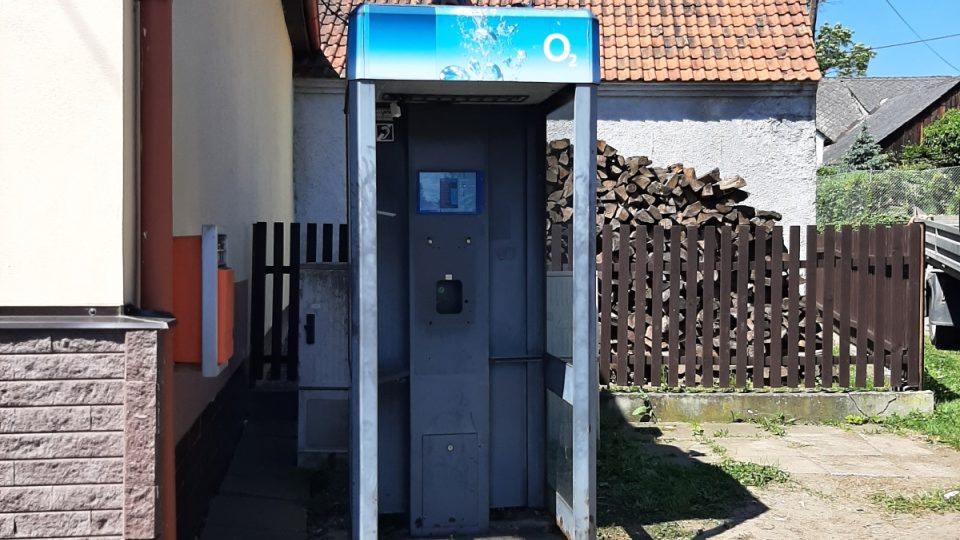 V Hlubyni na Příbramsku dnes dělníci odstranili poslední telefonní budku v Česku
