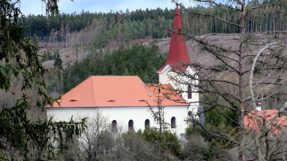Výhled od hradiště na šipínský kostel sv. Barbory