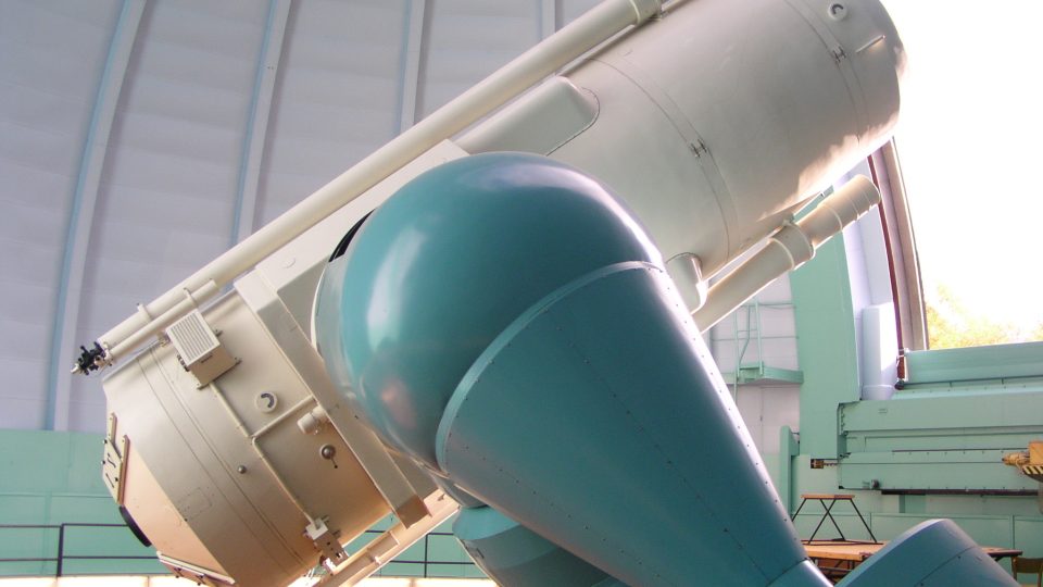 Perkův dvoumetrový dalekohled v ondřejovské hvězdárně v provozu od roku 1967. K pozorování ho i dnes využívají vědci z celého světa 