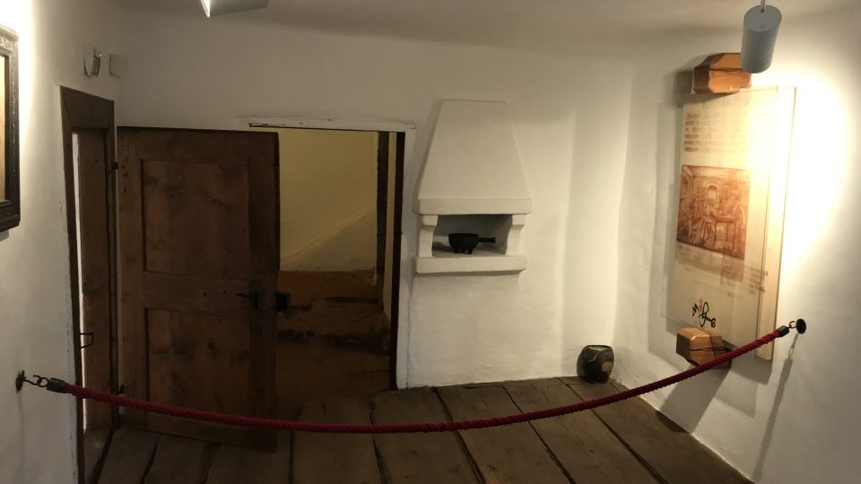 V této místnosti se podle tradice narodil a do svých šestnácti let žil Jan Hus - pohled od okna