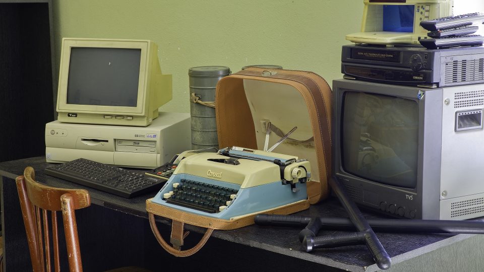 Celníci v 90. letech už měli k dispozici i stolní počítač