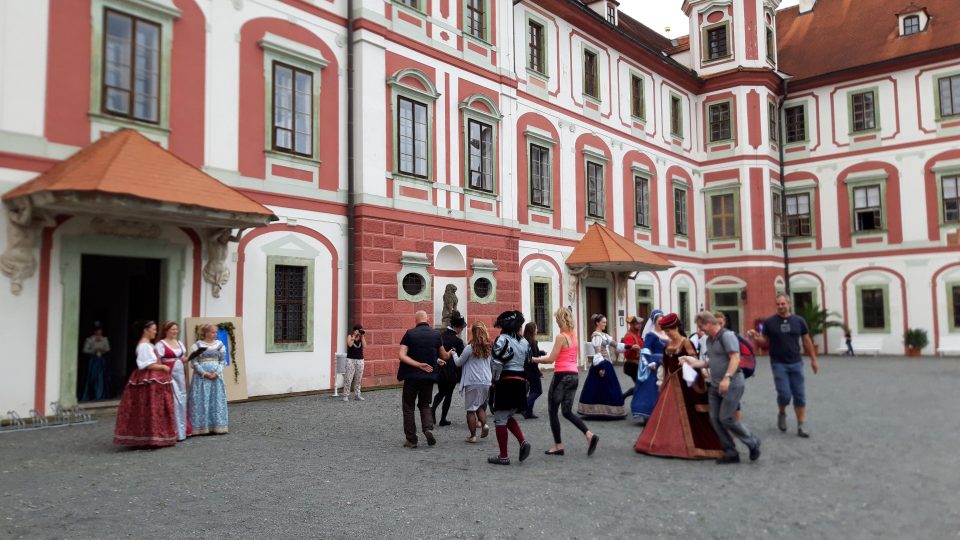 Na nádvoří zámku v Mnichově Hradišti si lidé mohli zatančit renesanční tance