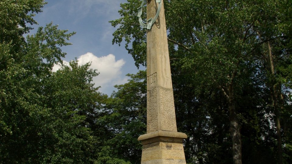 Riegrův obelisk na vrchu Gothard v Hořicích