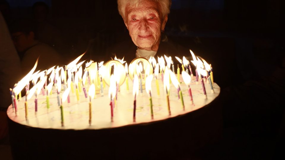 Svíček na narozeninovém dortu je opravdu 100