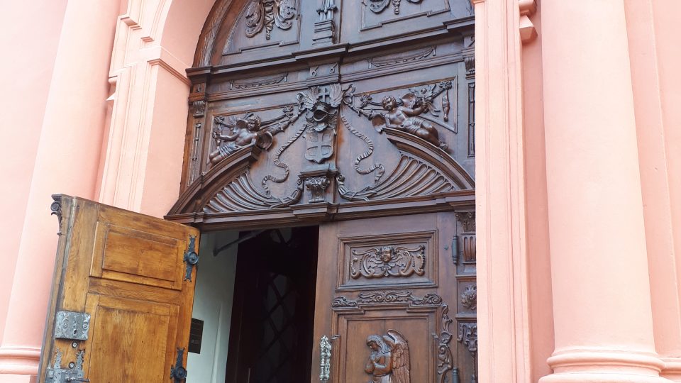 Opravené jsou i původní raně barokní vstupní dveře baziliky