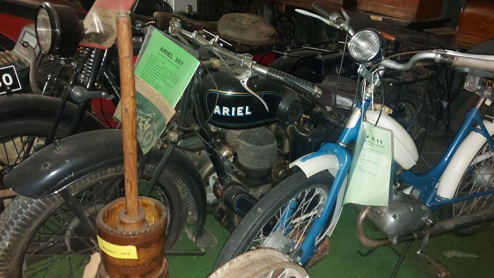 Mezi množstvím exponátů tu najdete i předválečnou motorku Ariel