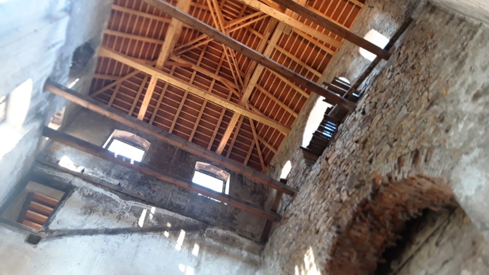 Věž Huti Barbora dostala novou střechu. Do věže časem povede dřevěné schodiště