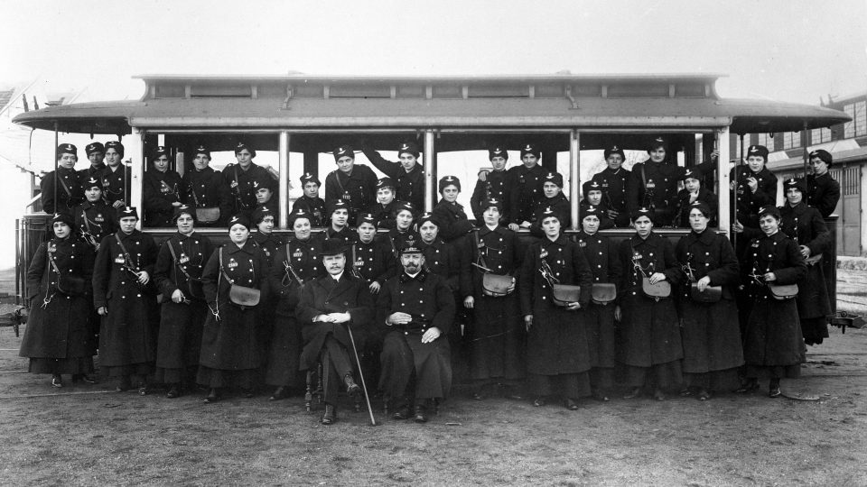 Na společné fotografii jsou i první ženy, které v pražské MHD začaly pracovat. Psal se rok 1915