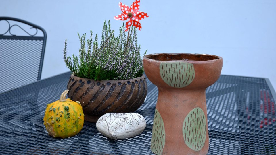 Keramika zdobí i stůl