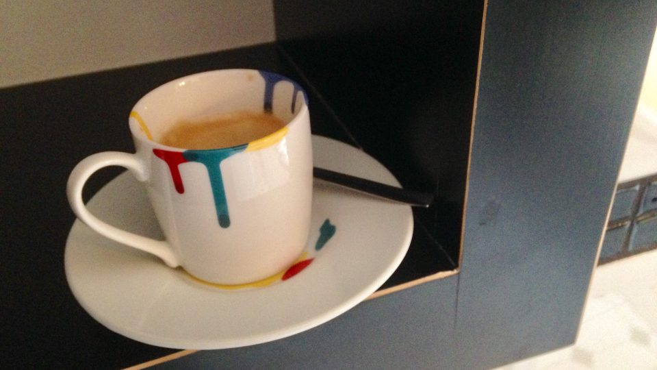 Petr Voldán je velký milovník kávy a sbírá i zajímavé kávové hrníčky - šálek z Tate Modern v Londýně