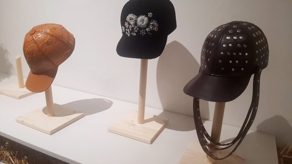 Propojením lidových řemesel a současného designu vznikly tyto čepice