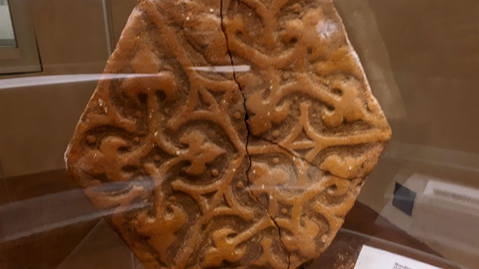 Originální dlaždice z poloviny 13. st., která byla nalezená v kapli Dačického domu