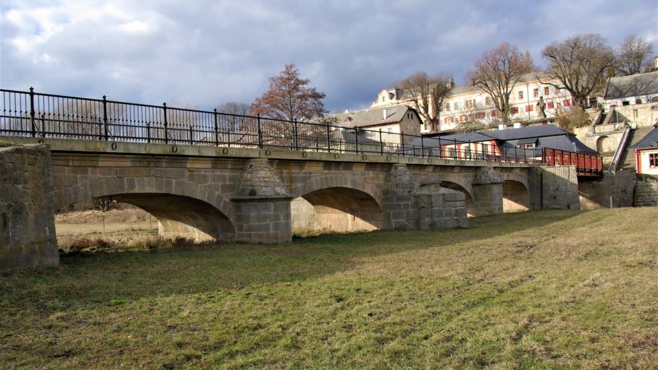 Čtyři oblouky kamenného mostu nad záplavovým územím nivy Labe