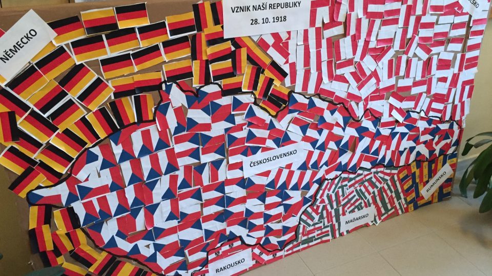 Několik set vlajek vyrobili školáci v Louňovicích pod Blaníkem