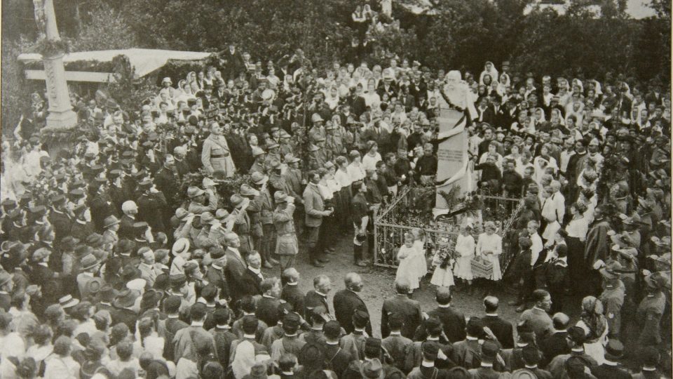 Unikátní snímek odhalování sochy T.G.M. V Loučce 5.8.1919 