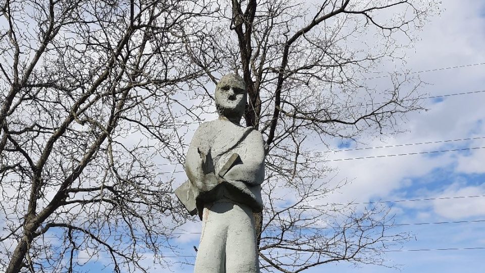 Na vrchu najdou turisté sochu Poutníka od akademického sochaře Emila Adamce