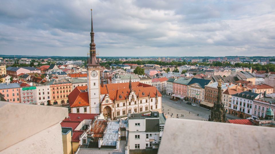 Pohled na Horní náměstí s radnicí z věže Chrámu sv. Mořice. Čtyři věžičky na radniční věži značí, že Olomouc měla hrdelní právo, tedy i svého kata. Vpravo je vidět Čestný sloup Nejsvětější Trojice